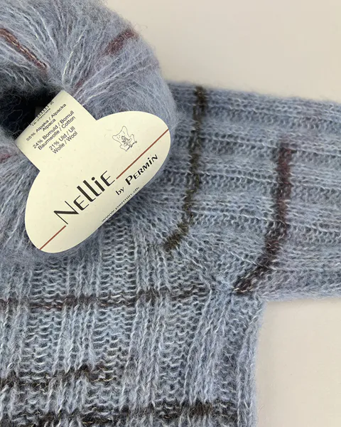 Hovedbilde Bluse med bred ribb og fletter foran. Garnpakke