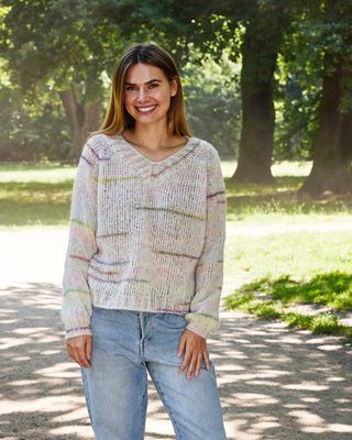 Sweater med v-hals. Oppskrift.