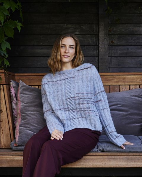 Hovedbilde Bluse i bred ribb med fletter foran. Oppskrift