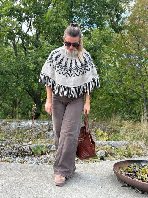 Hovedbilde Frosted Fringe Poncho. Garnpakke